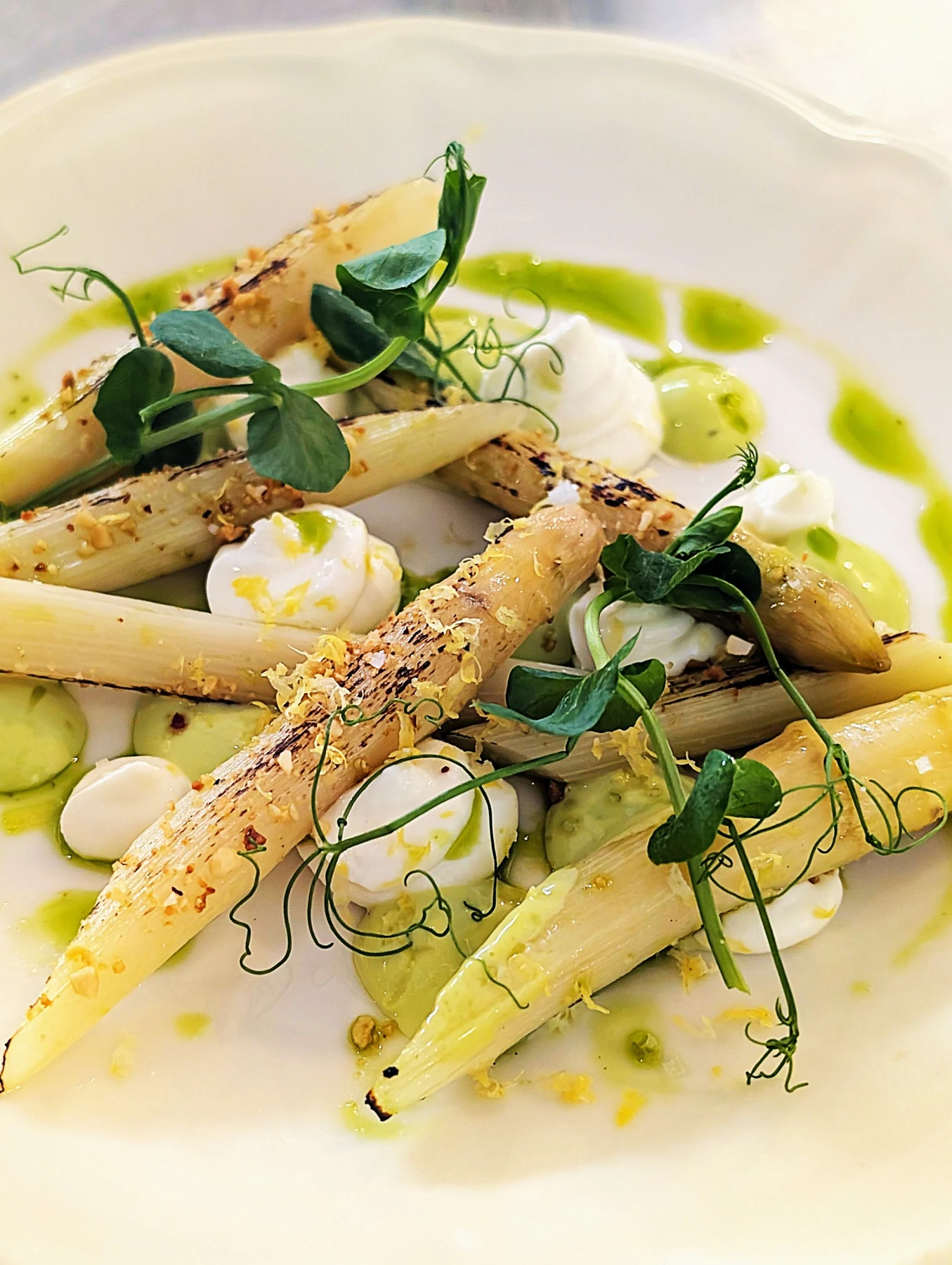 Asperges rôties, crème et huile verte au déjeuner du Caméo