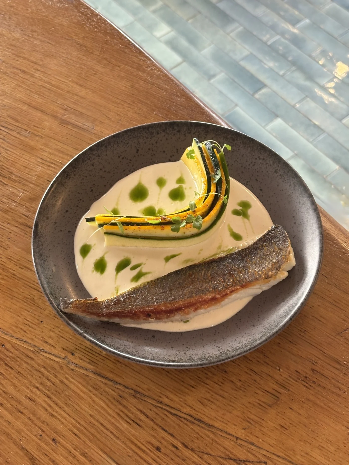 Poisson grillé, courgettes et sauce au déjeuner du Caméo