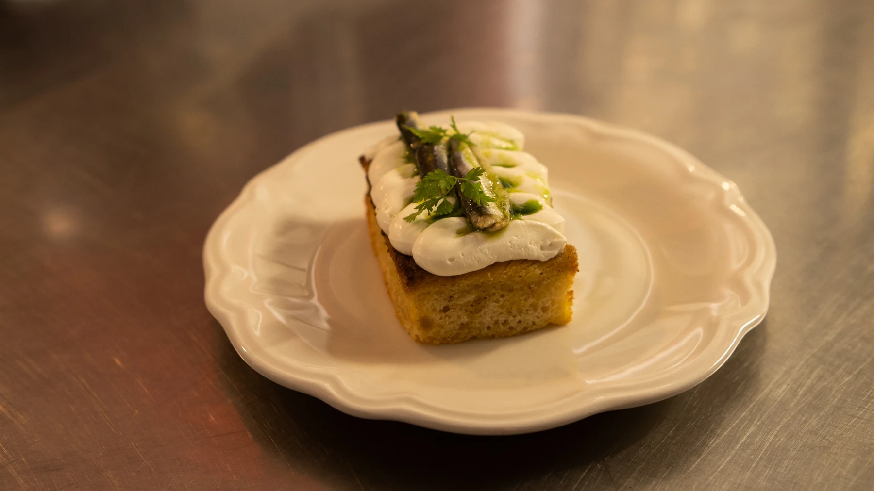 Assiette du soir au Caméo, focaccia, crème et anchois