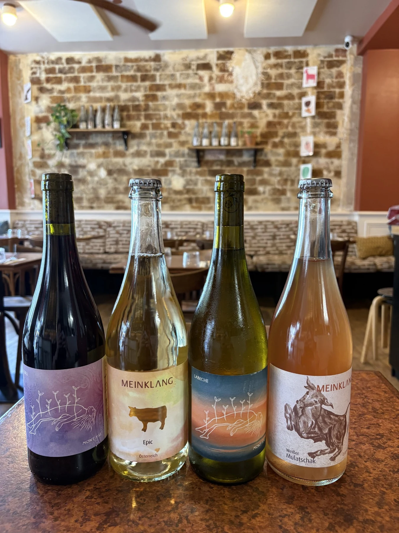 Sélection de vins au Caméo avec la salle en arrière-plan